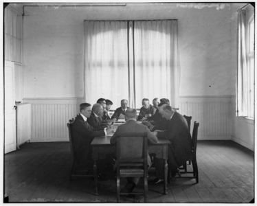 10458 FDSTORK-6453 Diversen. Opname tijdens een vergadering van hoofdbeambten., 00-00-1914