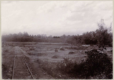 21405 FDSTORK-A269-56 Presentatiealbum: Photografiën van den Aanbouw der Suikerfabriek Medarie , 1908-1909 . Foto 45: ...