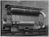 23446 FDSTORK-926 Dieselmotoren. Transport van een 7-cilinder 2-tact dieselmotor, vermogen 1000 ASPK bij 260 ...