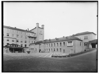 24197 FDSTORK-6817 Buitenaanzicht van het Koningin Juliana Ziekenhuis; binnenplaats., 00-00-1953 - 00-00-1954