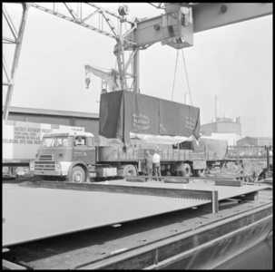 27558 FDSTORK-12209 3 opnamen op één strook van het transport van een zeecontainer met het opschrift 'Natref Refinery ...