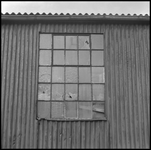 29719 FDSTORK-12356 3 opnamen op één strook, opnames van een raam in een muur van golfplaten., 00-00-1950 - 00-00-1970