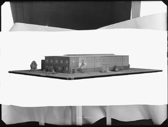 30172 FDSTORK-17309 Opname van een maquette van het nieuwe kantoorplan aan de Langelaarmaatweg te Hengelo en het ...