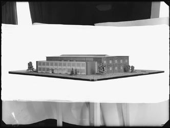 30176 FDSTORK-17312 Opname van een maquette van het nieuwe kantoorplan aan de Langelaarmaatweg te Hengelo en het ...