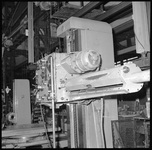 32588 FDSTORK-10066 Opname van een smeernippel op de Reparatie-afdeling (hr. v.d. Vee)., 00-00-1946 - 00-00-1970