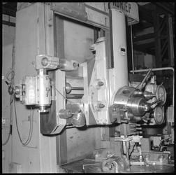32589 FDSTORK-10067 Opname van een smeernippel op de Reparatie-afdeling (hr. v.d. Vee)., 00-00-1946 - 00-00-1970