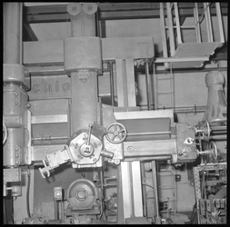 32590 FDSTORK-10068 Opname van een smeernippel op de Reparatie-afdeling (hr. v.d. Vee)., 00-00-1946 - 00-00-1970