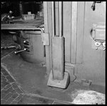 32592 FDSTORK-10070 Opname van een smeernippel op de Reparatie-afdeling (hr. v.d. Vee)., 00-00-1946 - 00-00-1970