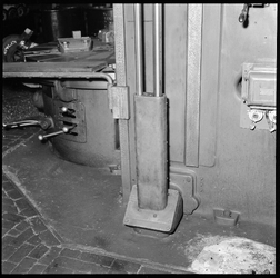 32592 FDSTORK-10070 Opname van een smeernippel op de Reparatie-afdeling (hr. v.d. Vee)., 00-00-1946 - 00-00-1970
