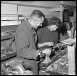 32648 FDSTORK-11069 Opname tijdens een handenarbeidles voor dames (hr. Keppels)., 00-00-1957 - 00-00-1958