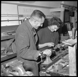 32648 FDSTORK-11069 Opname tijdens een handenarbeidles voor dames (hr. Keppels)., 00-00-1957 - 00-00-1958