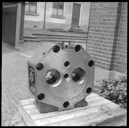 32651 FDSTORK-11071 Opname van een cilinderblok (Delden - ?)., 00-00-1957 - 00-00-1958