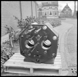 32653 FDSTORK-11073 Opname van een cilinderblok (Delden - ?)., 00-00-1957 - 00-00-1958