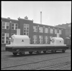 32654 FDSTORK-11074 Opname van een hogedrukpomp op een wagon op het fabrieksterrein (hr. Heester)., 00-00-1957 - 00-00-1958