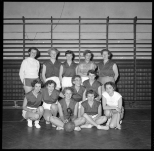 33080 FDSTORK-10607 Wilhelminaschool. Opname van een damesteam, waarschijnlijk voetbal, 1956., 00-00-1956