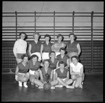 33080 FDSTORK-10607 Wilhelminaschool. Opname van een damesteam, waarschijnlijk voetbal, 1956., 00-00-1956