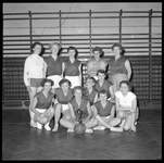 33081 FDSTORK-10608 Wilhelminaschool. Opname van een damesteam, waarschijnlijk voetbal., 00-00-1956