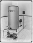 33681 FDSTORK-152 Watervoorziening. Verticale hydrophoor opgesteld te Brussel., 19-05-1954