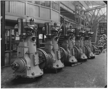 8151 FDSTORK-5320 Stoommachines. Vijf verticale één cilinder stoommachines, elk van circa 125 IPK., 00-02-1914 - 00-01-1925