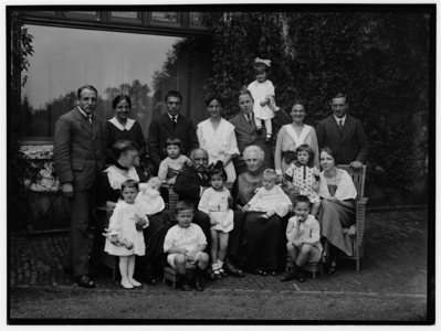 8213 FDSTORK-5850 Diversen. Familiegroep bij de heer H.C. Stork., 00-00-1920