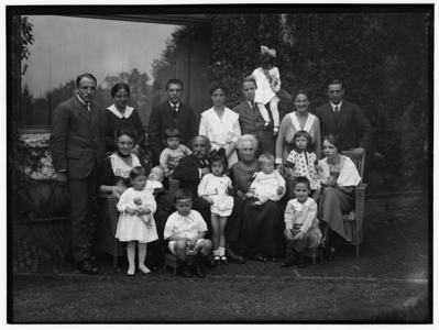 8214 FDSTORK-5851 Diversen. Familiegroep bij de heer H.C. Stork., 00-00-1920