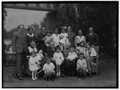 8215 FDSTORK-5852 Diversen. Familiegroep bij de heer H.C. Stork., 00-00-1920