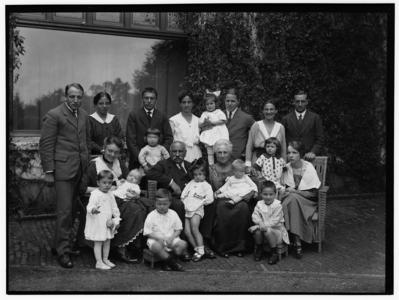 8216 FDSTORK-5853 Diversen. Familiegroep bij de heer H.C. Stork., 00-00-1920