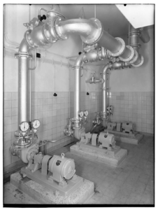 8623 FDSTORK-3857 Pompen. Drie rioolwaterpompen, type U.V.F. 4 B.S., opgesteld in het gemaal Molenveld bij Doesburg., ...