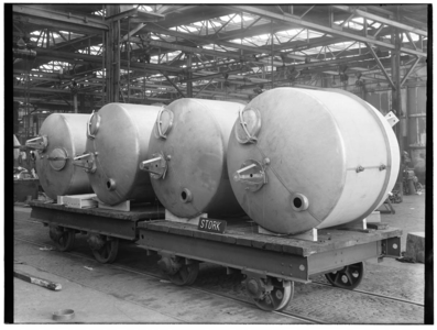 8678 FDSTORK-4852 Ketels. Vier inwendig gepolijste kookketels vervaardigd van Staybrite-staal, voor Condensfabriek. op ...