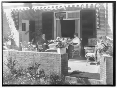 8776 FDSTORK-5885 Diversen. De Groenhof , de heer en mevrouw D.W. Stork onder het zonnescherm op het terras van hun ...
