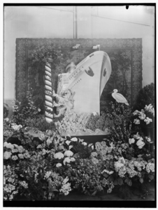 8797 FDSTORK-6376 Diversen. Foto van de bloemenhulde voor de heer Overweg., 01-04-1946
