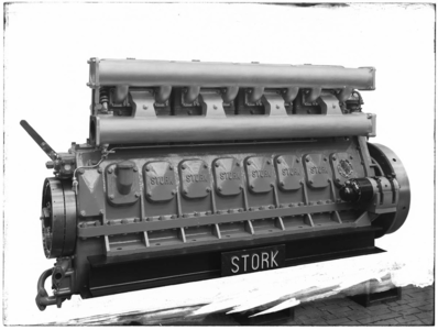 9256 FDSTORK-490 Ganz Dieselmotoren. Een der compressorloze, 8-cilinder, 4-tact Stork-Ganz snellopende dieselmotoren ...