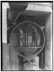 9322 FDSTORK-5903 Diversen. Bouw nieuwe Twentsche Centrale aan de Bornsche Weg, montage condensor., 30-09-1921