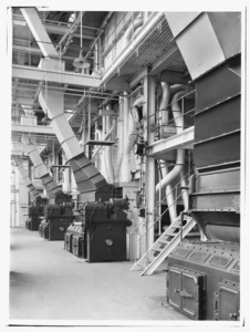 9796 FDSTORK-4913 Ketels. Verenigde Koninklijke Papierfabrieken Van Gelder Zonen, Renkum, stookvloer ketelhuis met vier ...