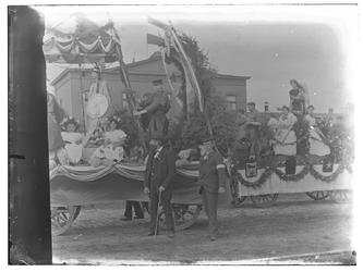 9852 FDSTORK-5435 Diversen. Feestwagen v.d.personeelsvereniging(?)Stork tijdens optocht Koninginnedag 1898, 31-08-1898