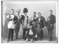 9853 FDSTORK-5436 Diversen. Feestgroep van jongelui na een feest gegeven door dhr. D.W. (Dirk Willem) Stork (1855-1928) ...