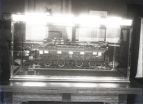10308 FDHEEMAF031809 Model van locomotief type ESS, nummer 3205 in vitrine, 1930-02-17