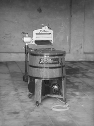 11056 FDHEEMAF030803 Elektrische wasmachine met éénfasemotor van 0,25 pk, 1927-11-04