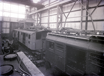 11430 FDHEEMAF030827 Inbrengen van de apparatenkast in een locomotief voor de Electrische Staats Spoorwegen op Java, ...