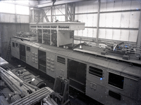 11431 FDHEEMAF030828 Inbrengen van de apparatenkast in een locomotief voor de Electrische Staats Spoorwegen op Java, ...