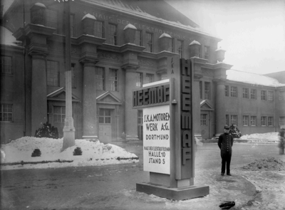 11454 FDHEEMAF031379 HEEMAF reclamezuil bij het Haus der Elektrotechnik in Leipzig, 1929-03-06