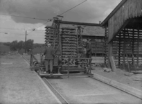 11708 FDHEEMAF020733 Elektrisch gedreven lorrie op het fabrieksterrein van steenfabriek Mutsaerts bij Wageningen, 1930-07-31