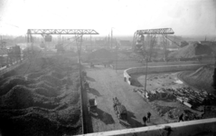 11958 FDHEEMAF001768 Overzicht bietenopslagplaatsen met brugkranen op fabrieksterrein van de suikerfabriek Holland in ...