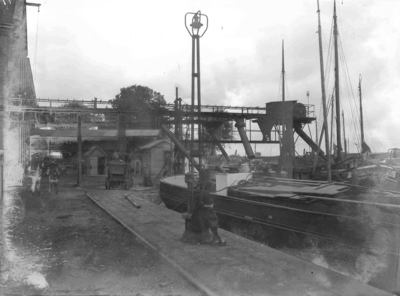 11961 FDHEEMAF001771 Pulptransporteur op het fabrieksterrein van de suikerfabriek Holland in Halfweg, 1920-10-01