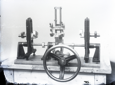 12059 FDHEEMAF020202 Spoelenvormmachine in de Spoelenwikkelarij, 1927-03-16