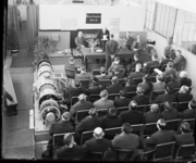 125 FDHEEMAF055330 Uitreiking van diploma 's aan leerlingen, in het laboratorium, 1941-01-04
