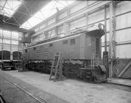 12609 FDHEEMAF030928 Locomotief voor de Electrische Staats Spoorwegen op Java, van de draaistellen gelicht, 1928-02-29