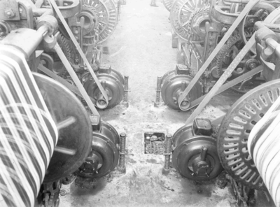 12791 FDHEEMAF001840 Vier weefstoelmotoren met geopend aansluitkastje in de vloer, op onbekende locatie, 1920-12-01