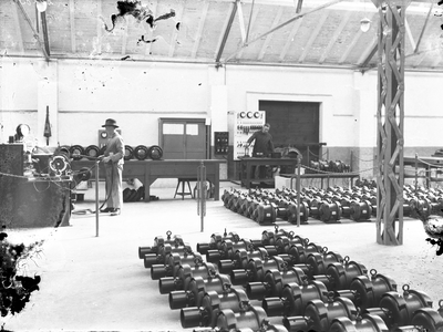 12904 FDHEEMAF020285 Proefveld met aantal kleine motoren in de HEEMAF vestiging in Dortmund, 1927-10-04