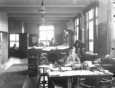 12906 FDHEEMAF020287 Vier personeelsleden in het kantoor van vestiging Dortmund, 1927-10-04